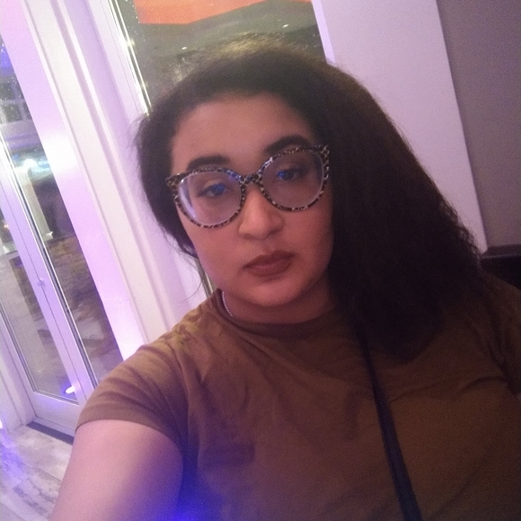 Meet your Posher, Hannah - Picture 2 of 2